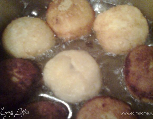 В заранее разогретое масло опускаем пончики и обжариваем с двух сторон.