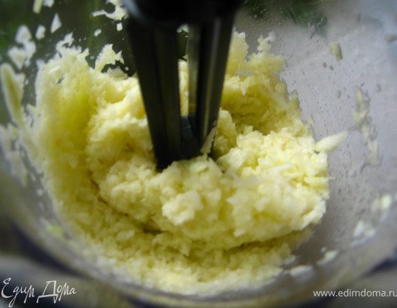 Картофель, кабачок, яблоко измельчить в блендере в среднюю крошку.