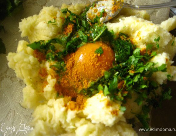 Добавить соль, карри, зелень, яйца. перемешать.