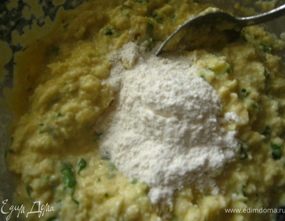 Муку с разрыхлителем. Перемешать.