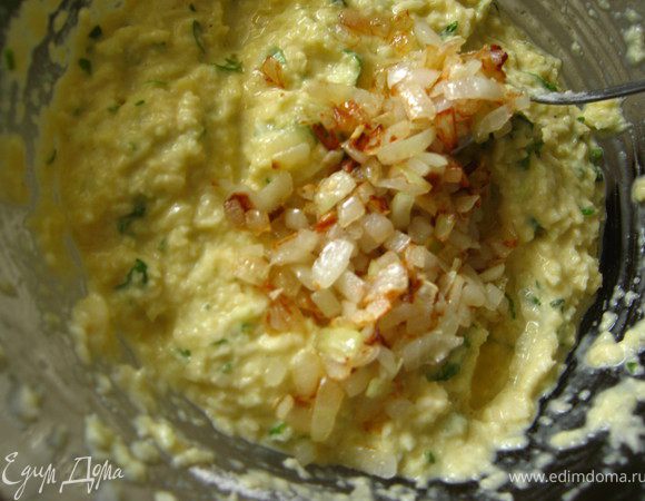 Обжарить лук на оливковом масле до прозрачности, добавить к массе. 