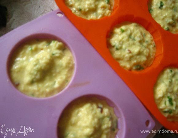 Разогреть духовку до 180 гр.Формочки для маффин смазать растительным маслом( силиконовые не надо) и заполнить тестом. 