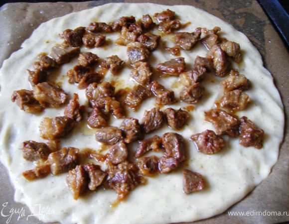 Выкладываем тушеную баранину... 