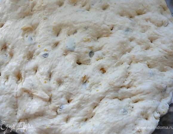 Форму для фокаччи смазать оливковым маслом.Я использовала форму 26см.Тесто достать,сыр большую часть добавить в тесто.Тесто обмесить,смазав предварительно руки оливковым маслом.Придать руками тесту форму лепешки,смазать лепешку оливковым маслом.Выложить в форму и хорошо примять руками,распластва тесто по всей форме.