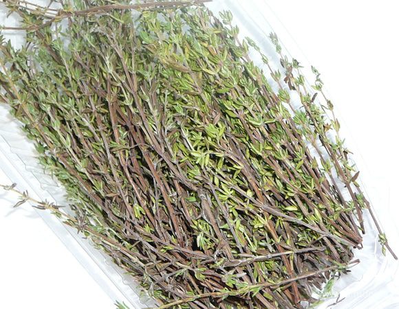 С веточек тимьяна оборвать листики.