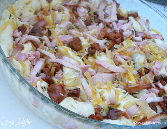 Всю начинку смешать,жаренный лук и грибы смешать с тонко порезанным беконом,тимьяном,и сыром который остался.Высыпать всю начинку на тесто,хорошо вдавливая ее в тесто пальцами.