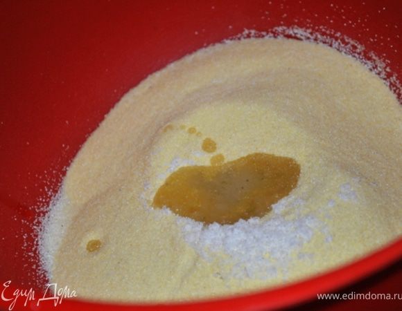 В миску насыпать манку, сделать углубление, всыпать соль и влить масло.
