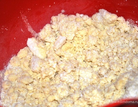 Влить воду и начать замешивать тесто.
Сначала это будут просто комки, 