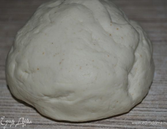 Но со временем соберется мягкий, упругий шар. Хорошо вымесить тесто в течение 10ти минут.
Тесто завернуть в пленку и положить на час в холодильник.