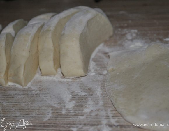 Теперь раскатываем тесто либо скалкой, при этом подсыпаем немного муки, чтобы легче раскатывалось. Много муки сыпать не надо, лучше лишнюю стряхнуть, иначе готовая паста будет очень ломкая. Раскатаный пласт оставить подсохнуть. Свернуть его в несколько раз и нарезать как вам больше нравится   
Так как у меня есть лапшерезка, то я раскатывала пласты и резала тесто на ней. 