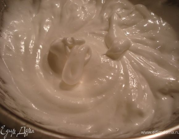 Белки взбить немного,добавить половину сахара,продолжать взбивать,постепенно добавляя вторую половину сахара.Белки должны быть взбиты  в густую пену поверхность станет блестящей.