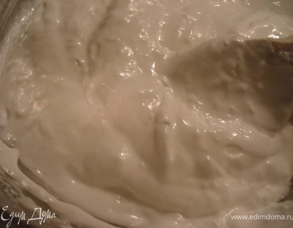 Сах.пудру и измельченную кокососвую стружку (40 г)просеять,добавить к взбитым белкам,перемешать.

