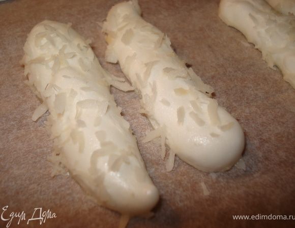 Массу переложить в шприц,выдавить на противень безе длиной 6 см.Сверху посыпать оставшйся кокосовой стружкой.
Выпекать 3 ч.