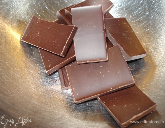 Когда безе будет готово,остудить,осторожно снять с пергамента.
Растопить шоколад на водяной бане,каждые 2 безе обмакнуть до половины в шоколад и соединить вместе.