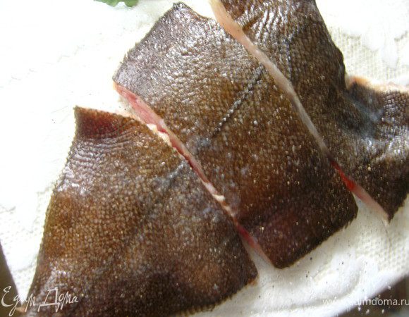 Рыбу почистить, вымыть, разрезать на порционные куски, уложить в форму для запекания. Посолить, поперчить (по вкусу)и полить соком лимона.