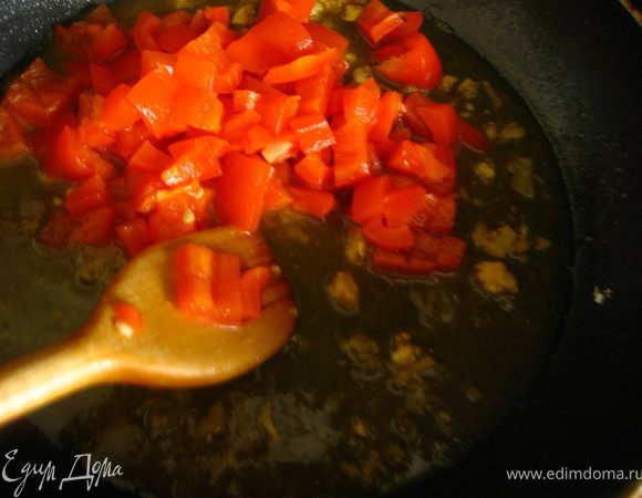 Готовим соус: чеснок раздавить и отправить в сковороду с разогретым маслом на 30 сек. Убрать. Он свое дело сделал. Теперь очередь имбиря. На среднем огне держим 1 минуту, добавляем апельсиновый сок, затем соевый соус,  крахмал разведенный в воде и добавляем наш перчик. закипело, перемешали.  Уложились в 2 минуты? Отлично!. Соус готов. 