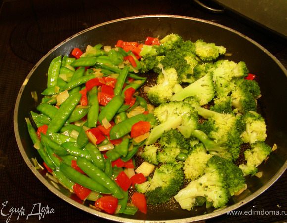 Разогреваем в сковороде (идеальна та, которую монжно потом в духовку отправить) 1 ст.л. оливкового масла и обжариваем брокколи 2 мин. (У меня муж брокколи особо не ест, поэтому для него вариант с обжаренными перцами и молодым горошком).