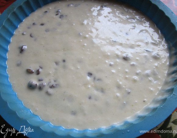 Выпекаем 3 коржа, для этого смешиваем все продукты + мак.

Для второго коржа все продукты + изюм. И соответственно для третьего все продукты + орехи (я брала кешью, немного раздробила его в блендере).