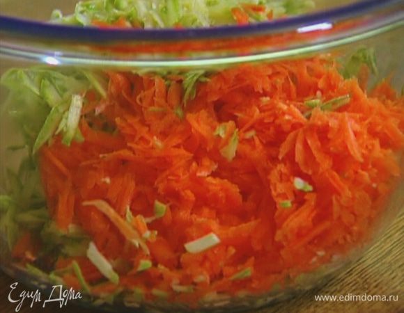 Цукини и морковь натереть на крупной терке.