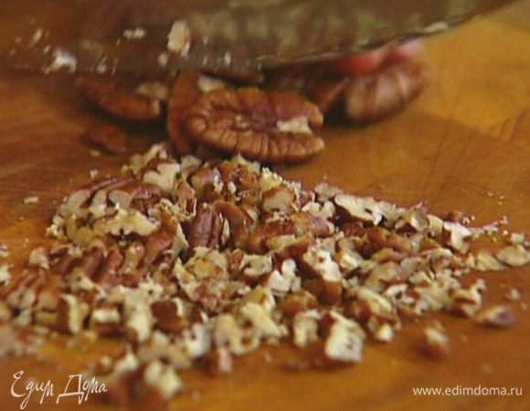Орехи порубить ножом.