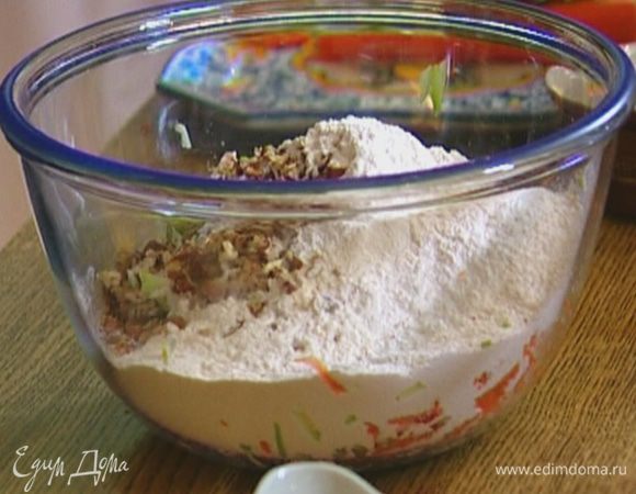 Муку соединить с разрыхлителем и солью и добавить к натертым овощам, всыпать измельченные орехи.