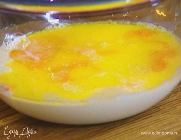 Соединить молоко, яйца и растопленное масло, добавить сахар и взбить все миксером.