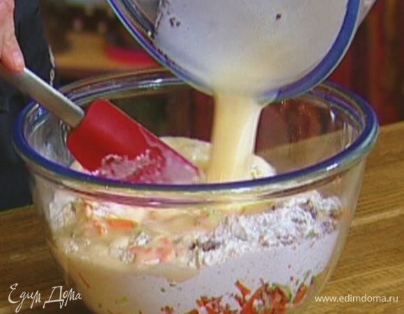 Влить молочную массу в муку с овощами и перемешать.