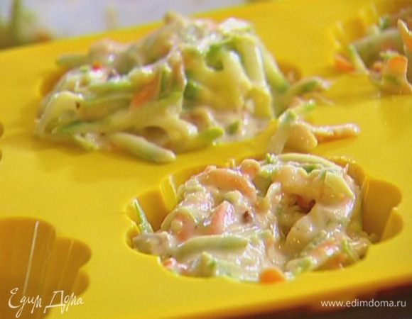 Смазать формочки оставшимся сливочным маслом и разложить в них тесто.