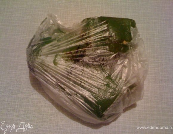 В духовку ставим целый перец, запекаем до тех пор, пока кожица не станет коричневой. Достаем из духовки, кладем в целлофановый пакет. Через полчасика снимаем кожу. Томаты на минуту опускаем в кипяток, чтобы снять кожу. 