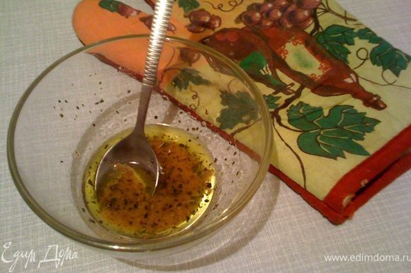 Делаем заправку: оливковое масло, чеснок (мелко нарезанный или выдавленный), травы, чайную ложку горчицы хорошо смешиваем.