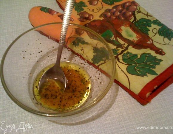 Делаем заправку: оливковое масло, чеснок (мелко нарезанный или выдавленный), травы, чайную ложку горчицы хорошо смешиваем.