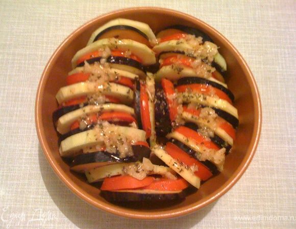 Поливаем овощи.Ставим в духовку до готовности (количество минут смотрите сами – духовки у всех разные)))