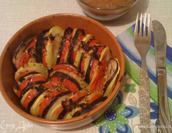 Затем делаем соус: в блендере смешиваем болгарский очищенный перец, томаты, соль, перец душистый (можно добавить любые специи на ваше усмотрение).