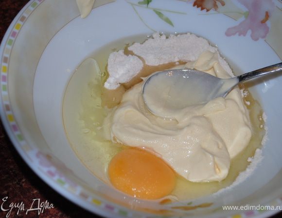 Замесить тесто из предложеных ингридиентов, разделить на 4 части, три поменьше, одну побольше