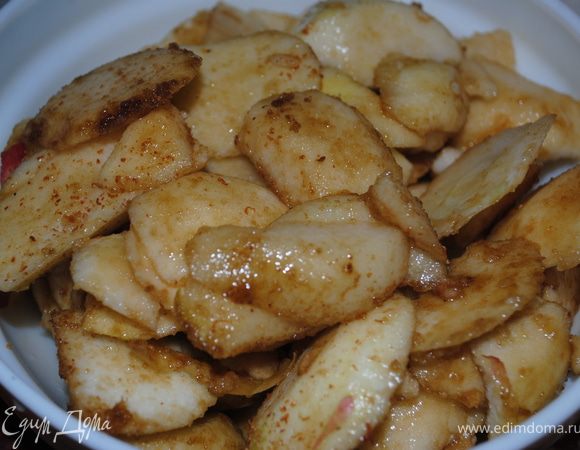 Яблоки нарезать дольками, посыпать сахаром и корицей