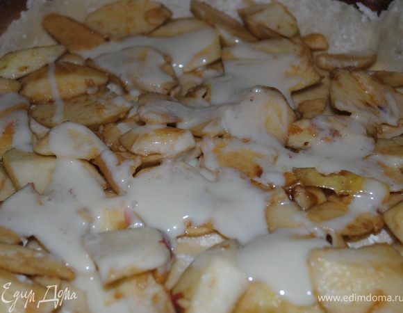 Раскатываем большой кусок теста и выкладываем в форму,предварительно смазав ее растопленым маслом, сверху выкладываем часть яблок, поливаем сгущенкой, потом раскатываем второй пласт, опять яблоки, сгущенка, так же третий.