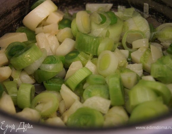 Лук порезать кольцами, слегка поджарить на оливковом масле. Чеснок порубить, добавить со сливочным маслом к луку. Протушить 5 минут.