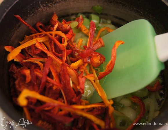 Перец и томаты добавить к луку. Протушить 5-7 минут.