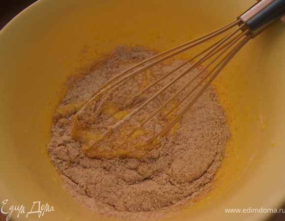 Яйцо смешать с кефиром. Муку смешать с содой, солью и черным перцем. Муку ввести, перемешать.