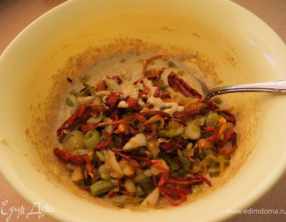 Немного остывшее овощи добавить к тесту.