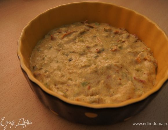 Форму смазать маслом. ( у меня небольшая форма 18 см диаметр)
Массу переложить в форму.