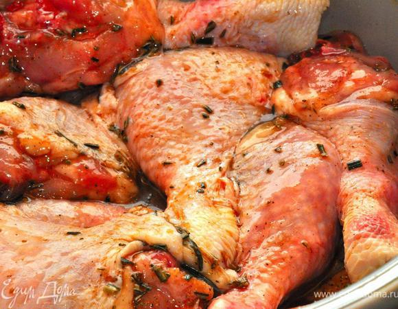 Маринуем цыпленка. В просторную миску кладем куриную голень (6-8 шт.), соль, перец, 100г. Меда и 2-3 ложки бальзамического уксуса и не забудем про измельченный свежий розмарин. Тщательно перемешиваем все руками и оставляем на некоторое время мариноваться. Нам пока есть чем заняться.