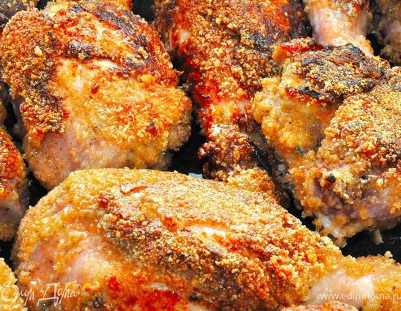 Теперь перекладываем обжаренного цыпленка на противень и отправляем в разогретую духовку 200г., включаем гриль и через 10-15 минут он готов к подаче.