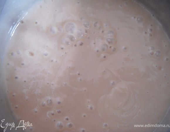 Приготовить блинное тесто: Яйца взбить венчиком, добавить молоко, сахар. Смешать в отдельной посуде муку, какао, разрыхлитель. Понемногу вводить молочную смесь, тщательно перемешивая, чтобы избежать образования комочков. Оставить тесто пока готовится крем. 