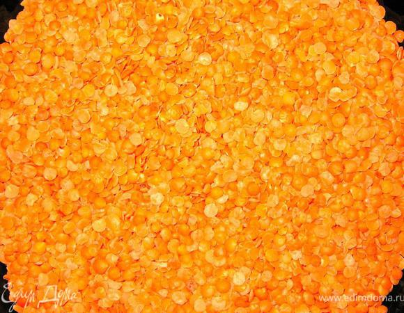 Вместе с этим ставим на плиту кастрюльку с литром воды и высыпаем туда нашу чечевицу. Вторую кастрюлю ставим на плиту для водяной бани, чтобы растопить шоколад.