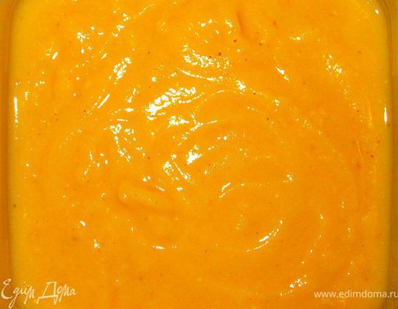 Нам осталось доделать нашу чечевицу. Это совсем просто. Разваренную чечевицу (варится она чуть больше 10 минут) пробиваем погружным блендером, затем добавим сливочное масло и мелко натертый пармезан (его можно не жалеть, чем больше тем вкуснее). Теперь мешаем все, пока сыр не растает. Наше чечевичное пюре готово.