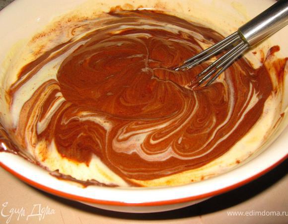 Наша чечевица уже закипела, поэтому быстро ее подсолим, убавим огонь и вернемся к шоколаду. Растопленный шоколад аккуратно ввести в нашу сливочно ванильную массу, тщательно промешать, затем хорошенько взбить белки и осторожно ввести их в наше мороженое, стараясь не повредить их структуру, плавными движениями. Перекладываем мороженое в контейнер и отправляем в холодильник или морозильную камеру. Через 20 минут мороженое можно подавать.