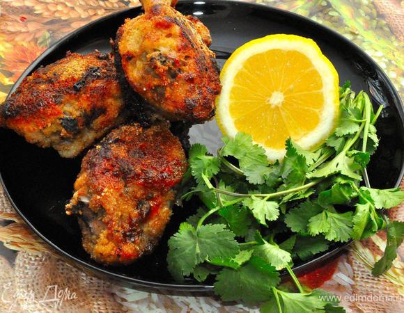 Остается только позвать наших «внезапных гостей» к столу. Подадим нашего хрустящего цыпленка с зеленью и лимоном. Поставим на стол наше восхитительное чечевичное пюре с пармезаном и в конце угостим всех настоящим домашним мороженым! Приятного аппетита!