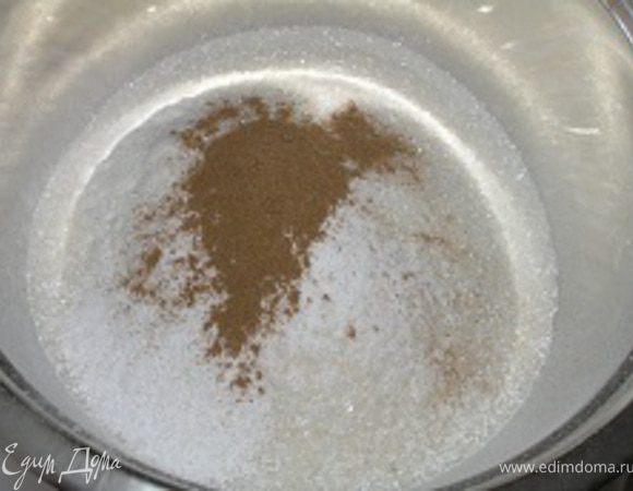 В небольшую емкость всыпать муку, сахар, ванилин, разрыхлитель, соль и корицу.
