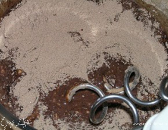 Отдельно смешать яйца, молоко, черничный джем, сливочное и растительное масла. Постепенно, добавляя сухую смесь с какао,